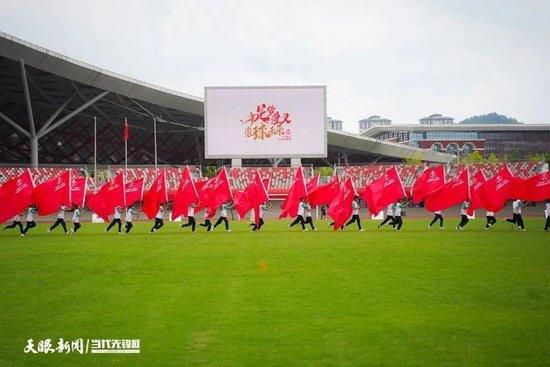 演员郝瀚在首映礼现场，透露自己还会习惯性地按照袋鼠的状态摆动作，演完电影甚至都留下了不少袋鼠后遗症，郝瀚也笑言，现在去动物园看到袋鼠都觉得特别亲切